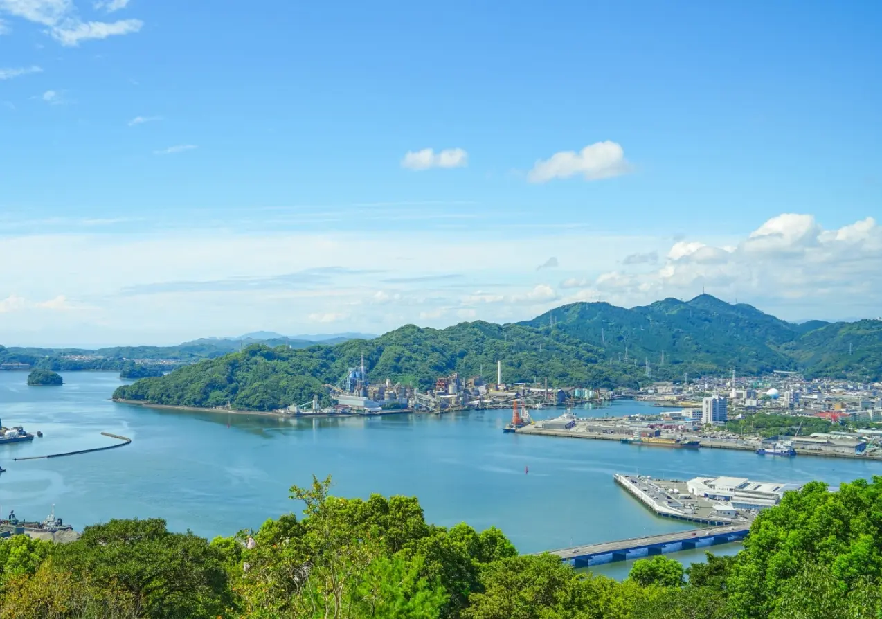 高知県・浦戸湾を一望する五台山からの絶景と青空
