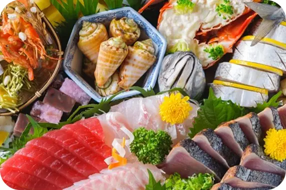 鮮やかな刺身や海鮮が贅沢に盛り付けられた高知の伝統文化「皿鉢料理」