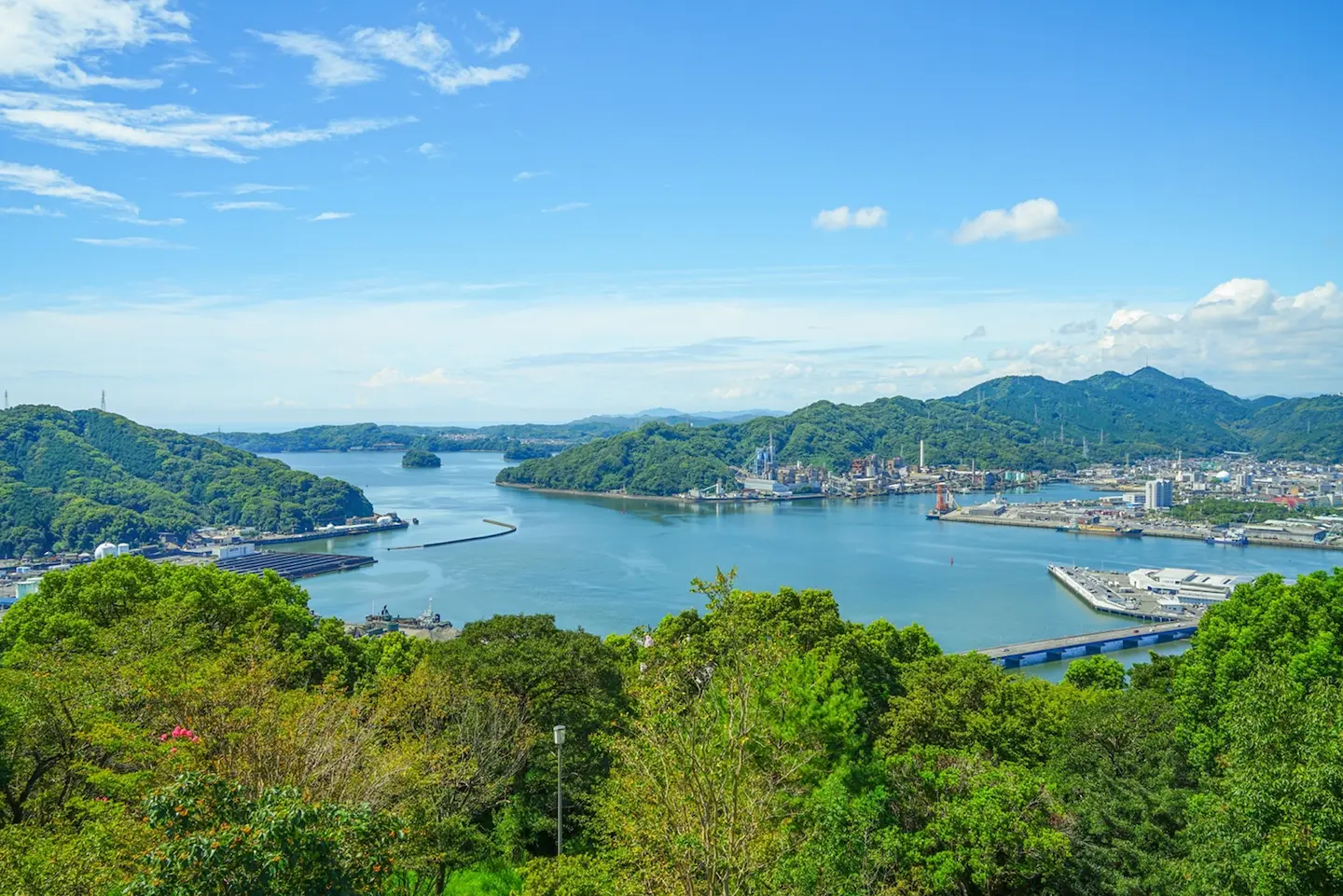 高知県・浦戸湾を一望する五台山からの絶景と青空