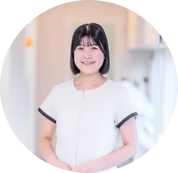 笑顔で正面を向く女性歯科衛生士の丸型プロフィール写真