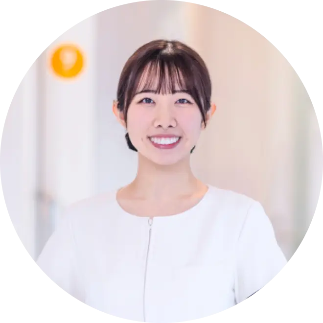 白い制服を着て微笑む女性スタッフの丸型アイコン画像